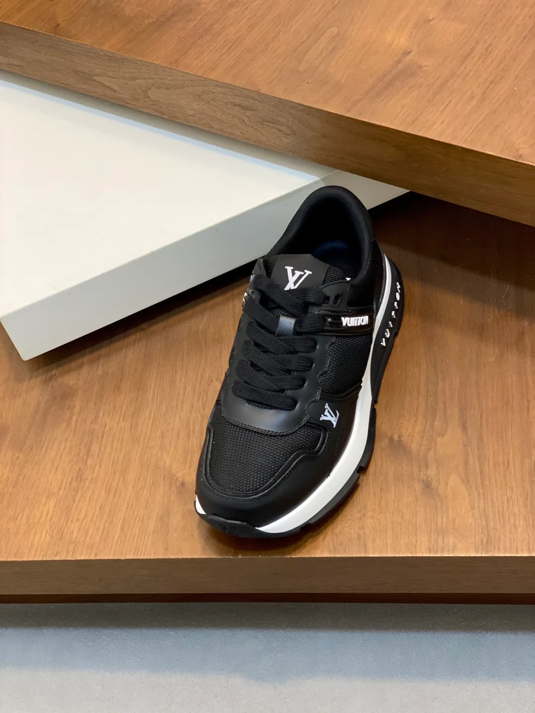 💰800 Lujia new color matching men's 🧍‍♂️trainer sneakers, this LV Trainer sneaker is made of soft grained calfskin and presents pure tones. The brand was born in 1854. The designer's handwritten brand logo is embellished on one side. Virgil Abloh designed it himself. It is a very commemorative sneaker. Brand new LV Louis Vuitton louis vuitton trainer sneaker low casual sports culture versatile basketball shoes Size: 39-44 (38, 45, 46 customized)
